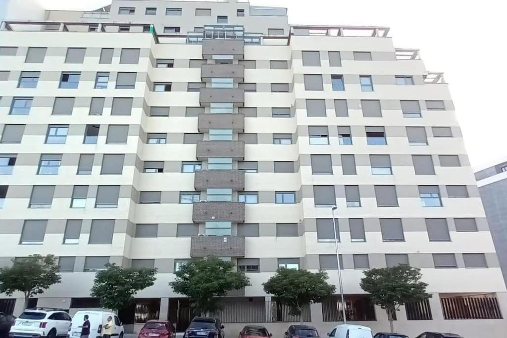 Valdebebas Con Garaje Gimnasio Y Piscina Lejlighed Madrid Eksteriør billede